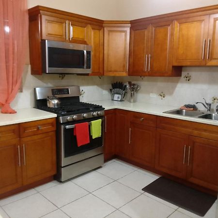 Abigail'S Sunflower Entire 2 Bedroom Apt Wesley Will Ngoại thất bức ảnh