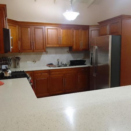 Abigail'S Sunflower Entire 2 Bedroom Apt Wesley Will Ngoại thất bức ảnh