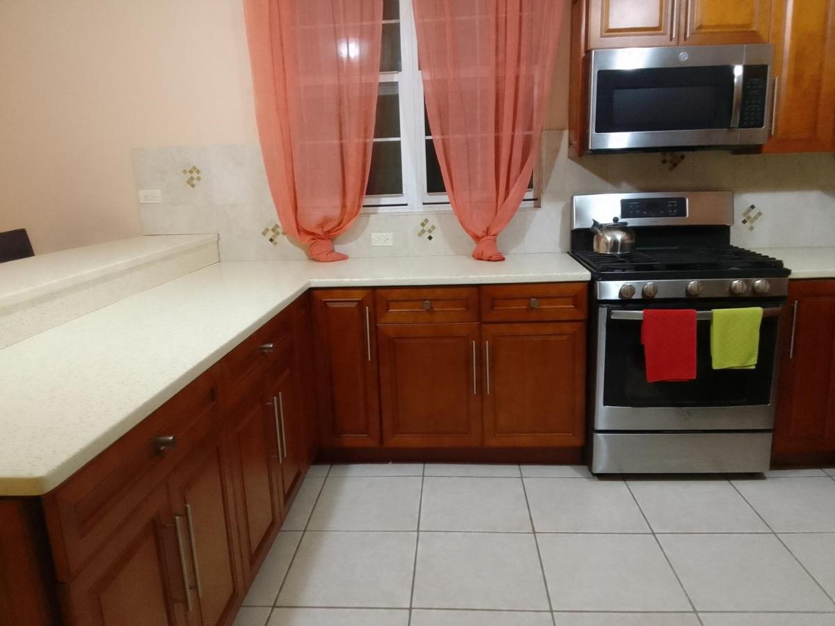 Abigail'S Sunflower Entire 2 Bedroom Apt Wesley Will Ngoại thất bức ảnh