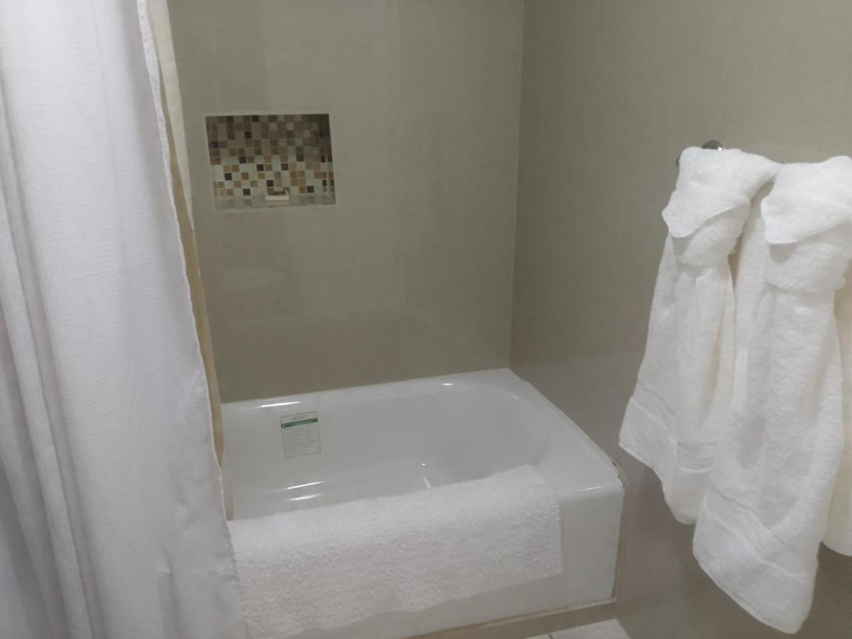 Abigail'S Sunflower Entire 2 Bedroom Apt Wesley Will Ngoại thất bức ảnh