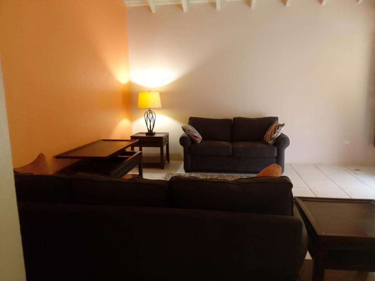 Abigail'S Sunflower Entire 2 Bedroom Apt Wesley Will Ngoại thất bức ảnh