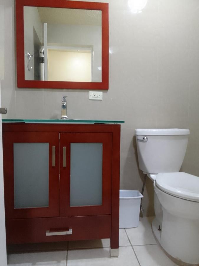 Abigail'S Sunflower Entire 2 Bedroom Apt Wesley Will Ngoại thất bức ảnh