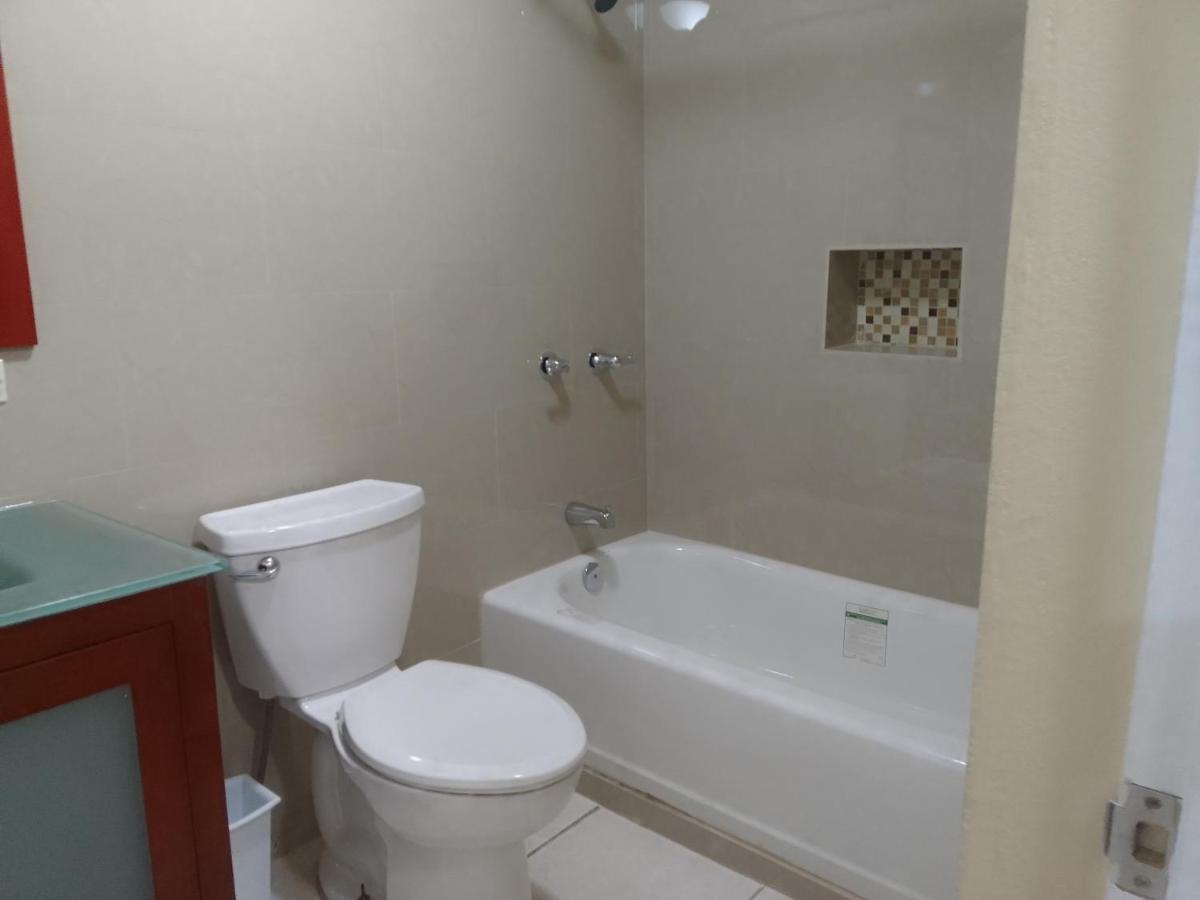 Abigail'S Sunflower Entire 2 Bedroom Apt Wesley Will Ngoại thất bức ảnh