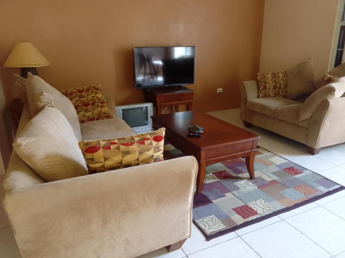 Abigail'S Sunflower Entire 2 Bedroom Apt Wesley Will Ngoại thất bức ảnh